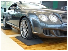 Picture of a Bentley parked on Reifenkissen cushions