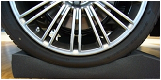 Picture of a Bentley tyre on Reifenkissen cushions